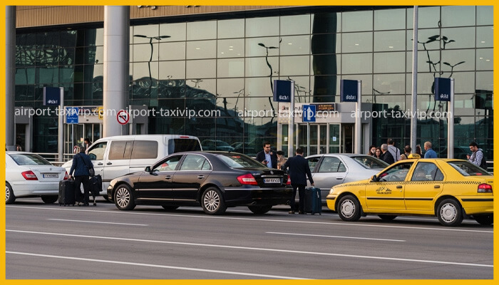 تاکسی‌های فرودگاه (VIP مشکی و معمولی زرد) در حال سوار و پیاده کردن مسافران جلوی ترمینال.